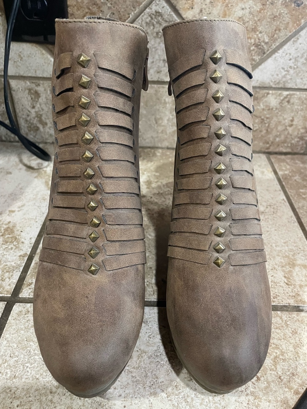 Sbicca Murphy Women's Taupe Studded Laser Cut Ankle Booties Size 8 - New